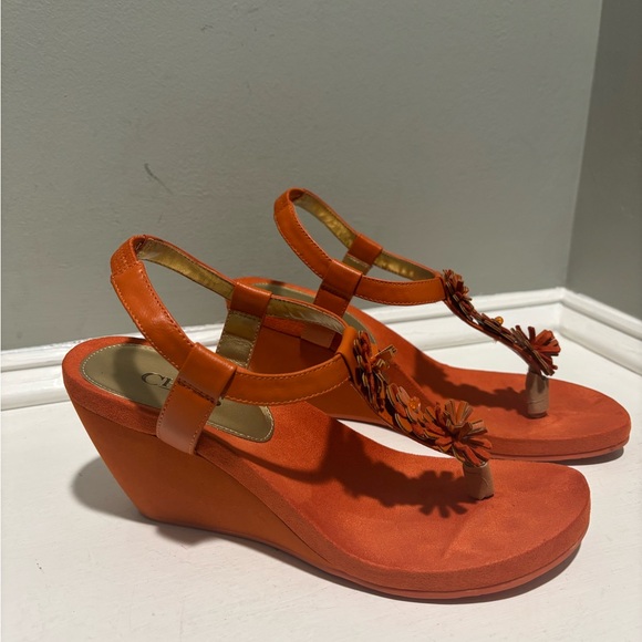 Chaps Orange Faux Suede Thong Flower Slip-In Wedge Sandals- size 9 - Picture 6 of 10